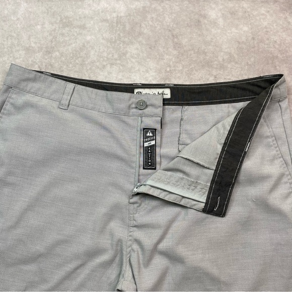 Travis Mathew Shorts Men's 40 Gray Golf Chino Stretch Flat Front Casual - Picture 3 of 14